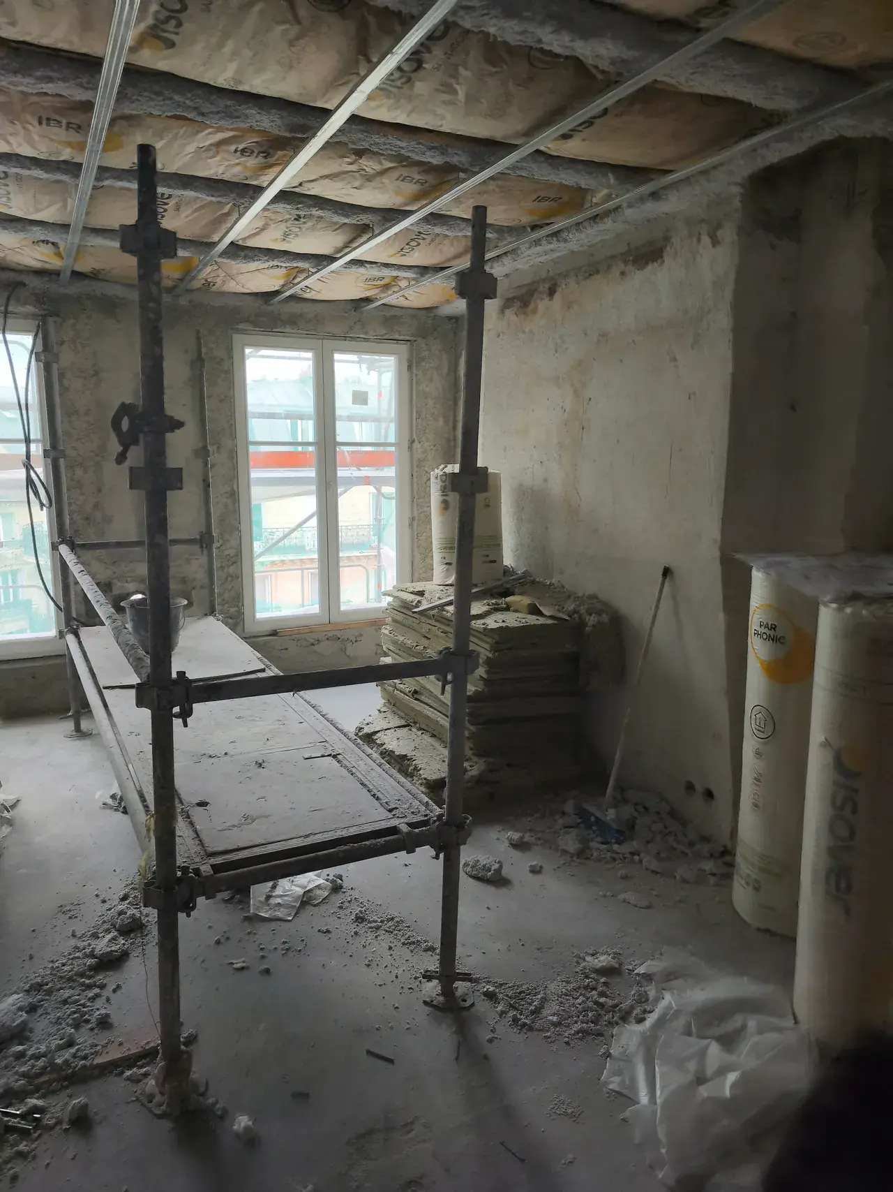 Pièce d’appartement mise à nu pendant une rénovation intérieure