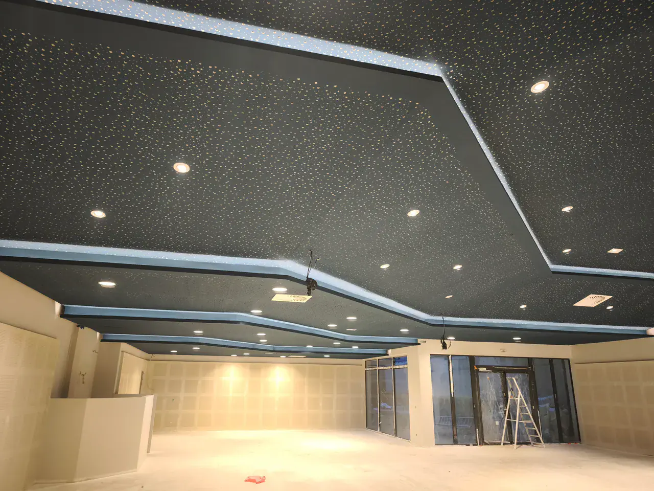 Vue d’ensemble de l’église Les Cèdres pendant les travaux de rénovation intérieure