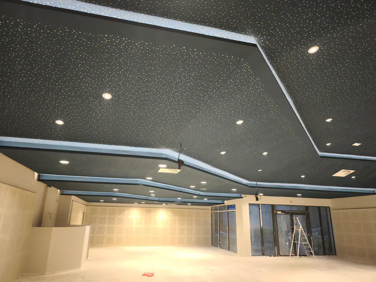 Plafond sombre et corniches lumineuses de l’église Les Cèdres en cours de chantier