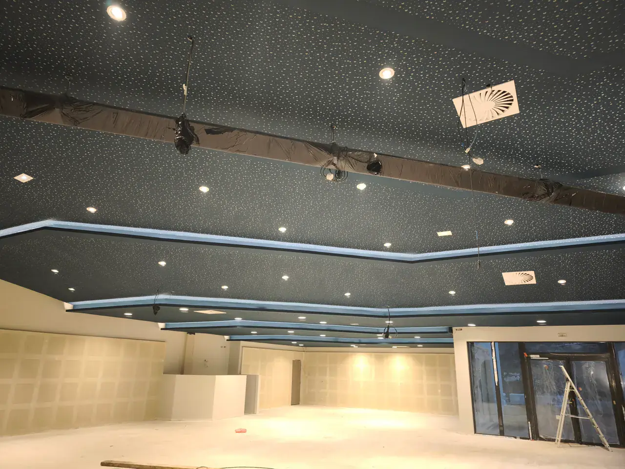 Grand espace intérieur de l’église Les Cèdres avant la fin des revêtements