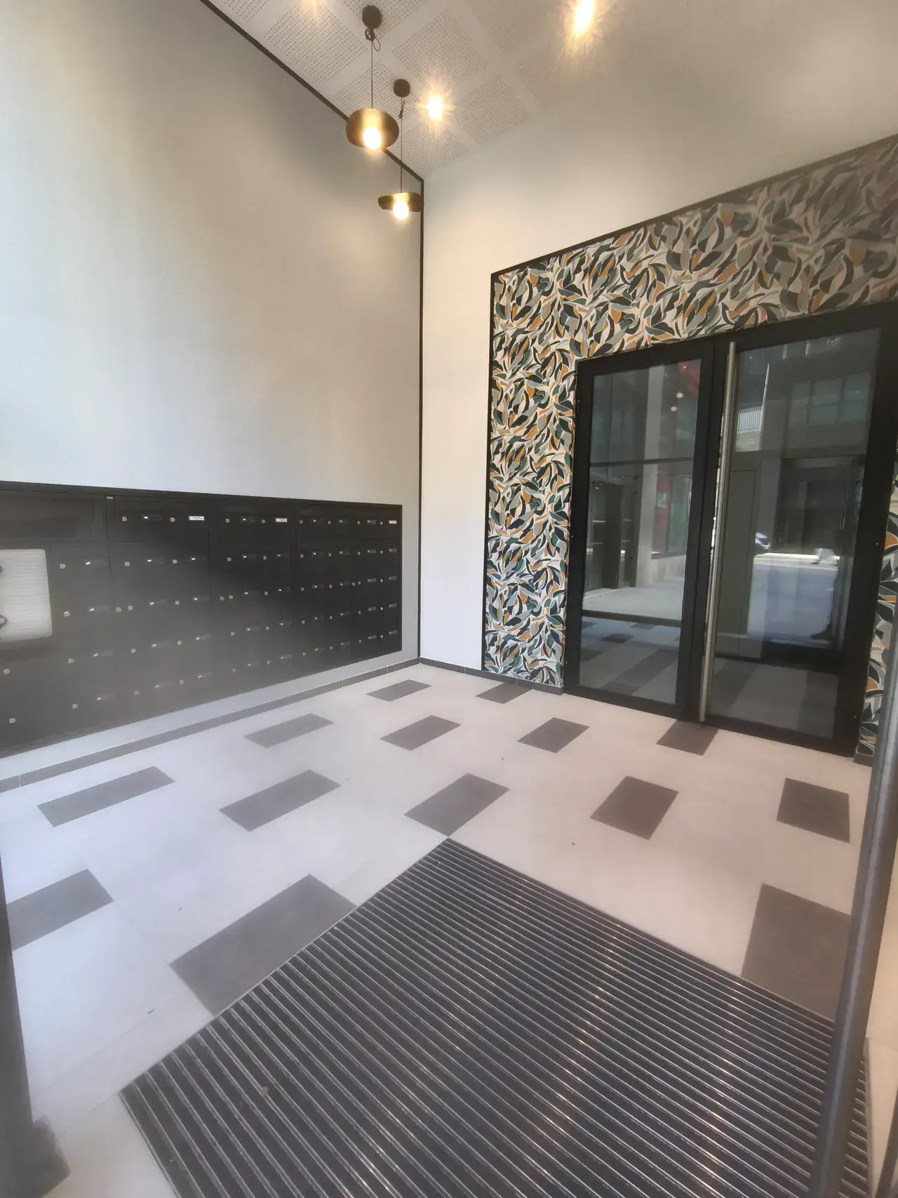 Portes vitrées et finitions d'une entrée d'immeuble rénovée
