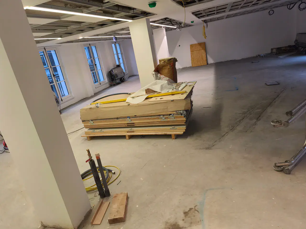 Matériaux stockés dans un plateau professionnel en rénovation