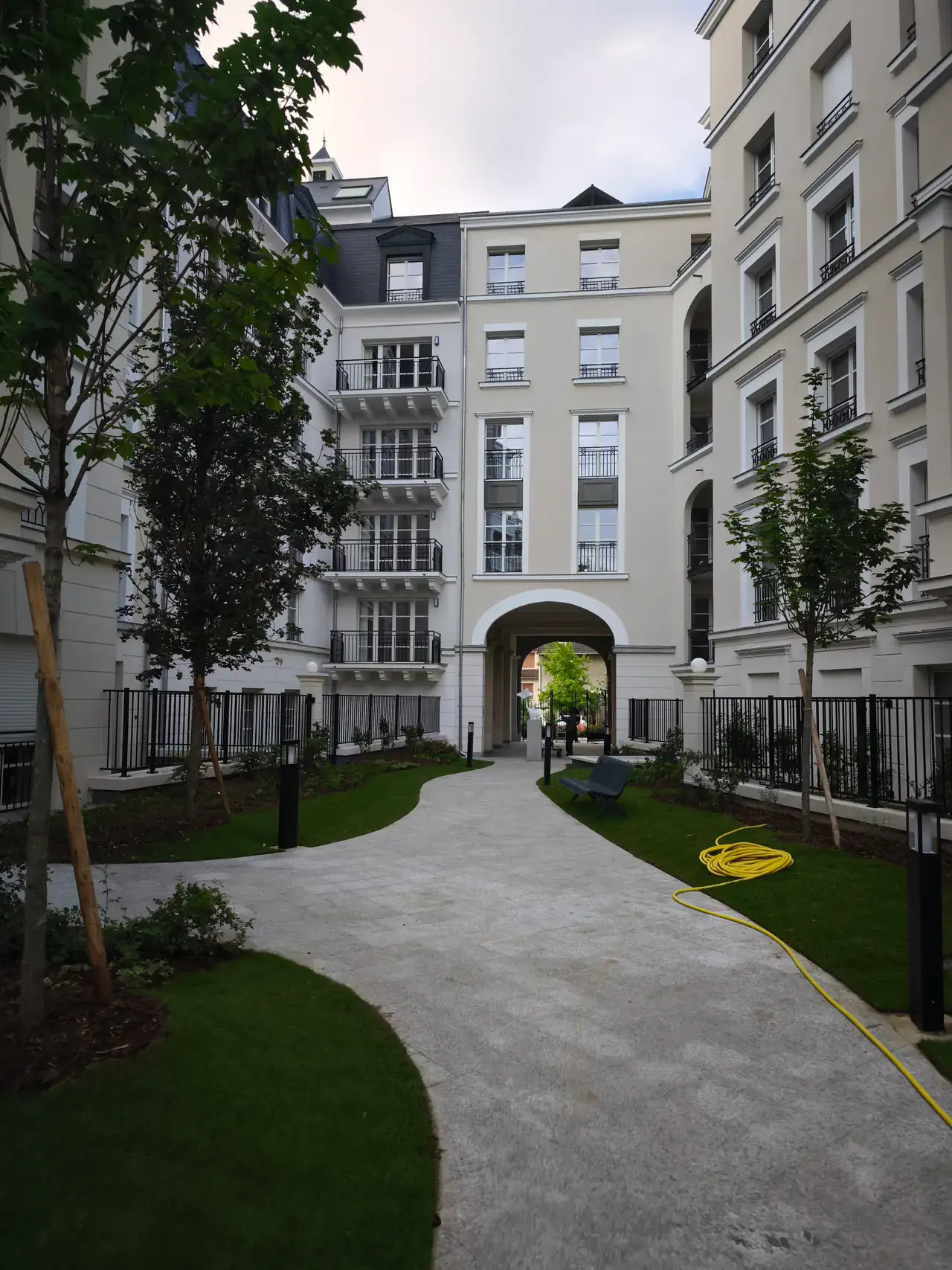 Cour intérieure paysagée et cheminement extérieur de la résidence