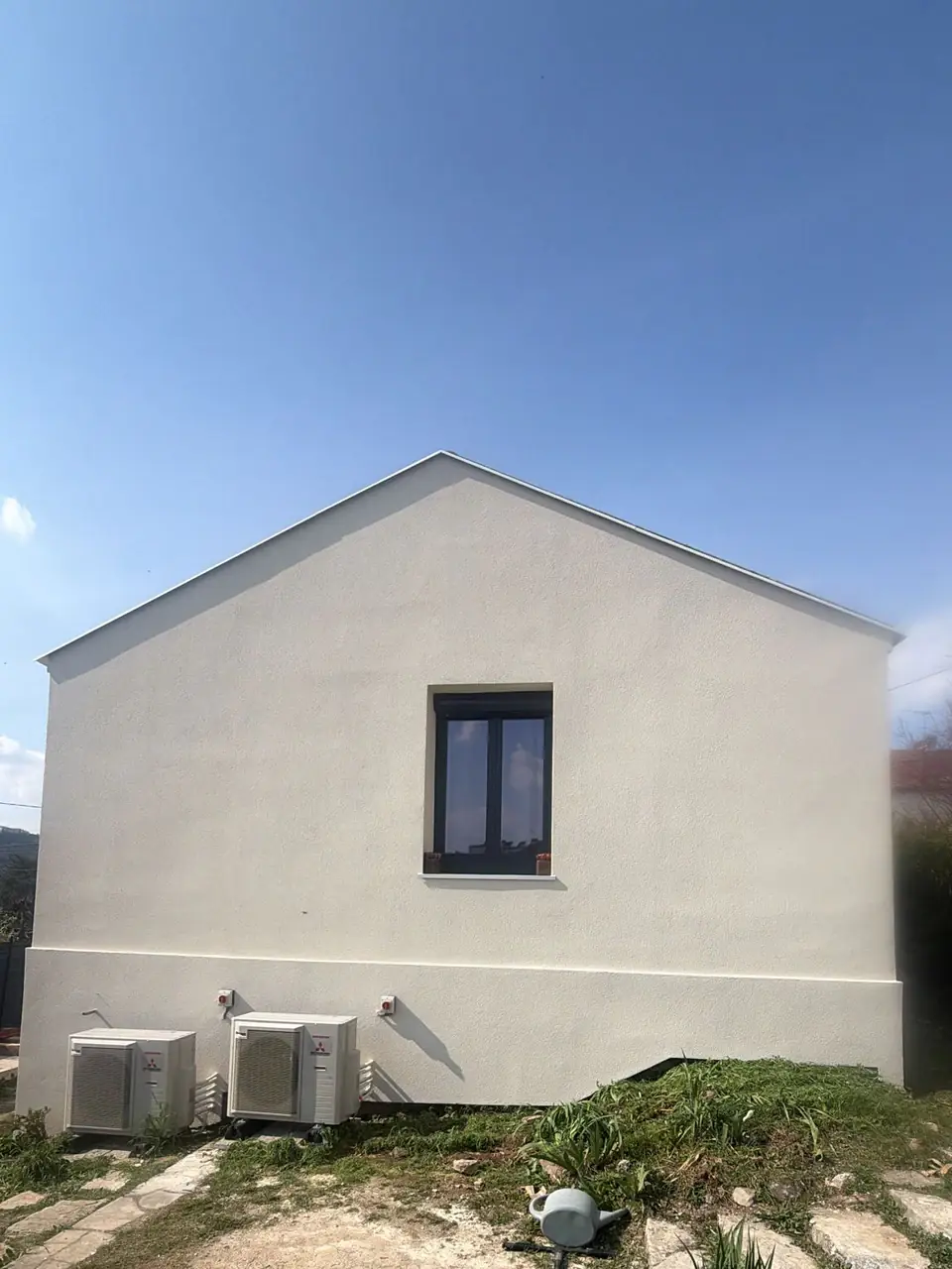 Pignon de maison recouvert d’un enduit clair